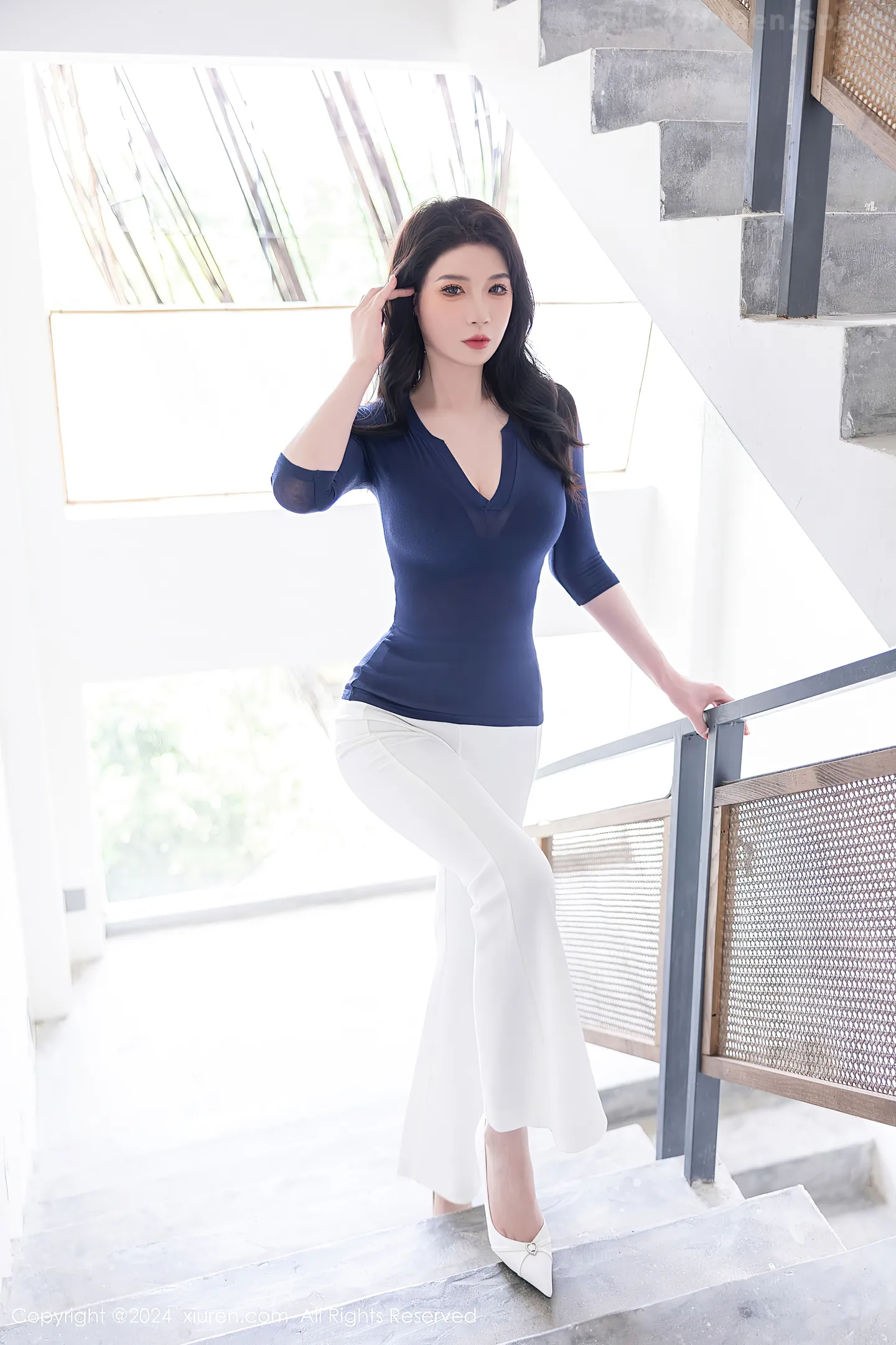 图片[2]-[XiuRen秀人网] VOL.9355 模特梦心玥性感深蓝V领露蓝色蕾丝内衣秀高挑曼妙身姿诱惑写真83P-秀人网官方网站